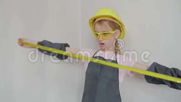 戴防护头盔和护目镜的小女孩想着这个项目童年建筑建筑建筑视频的预览图