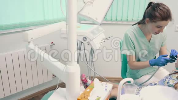 儿童牙医接待处女孩视频的预览图