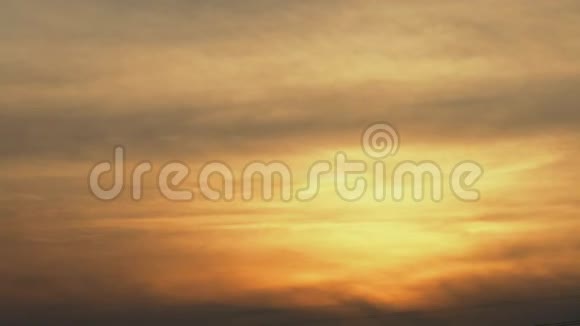 4K黄天云景日落时天空和云彩的景色视频的预览图