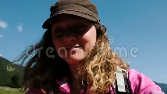 一个背着背包的旅游女孩在大自然中旋转视频的预览图