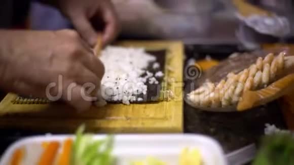 4K准备Makizushi厨师手准备传统日本料理视频的预览图