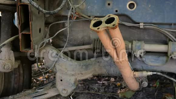 一辆旧生锈的废弃汽车的部件各种拆卸部件和机构视频的预览图