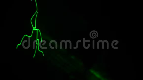 绿色激光在黑暗中闪烁视频的预览图