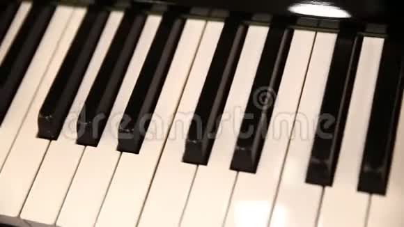 钢琴键盘上方侧身移动视频的预览图