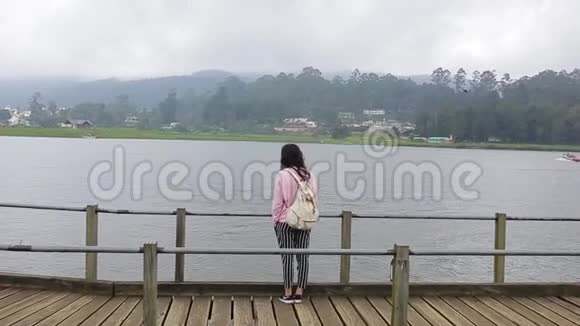 带背包的女孩在湖边视频的预览图