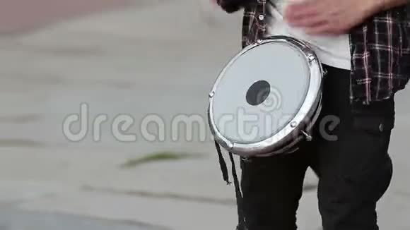 音乐家在邦戈鼓上演奏鼓手视频的预览图