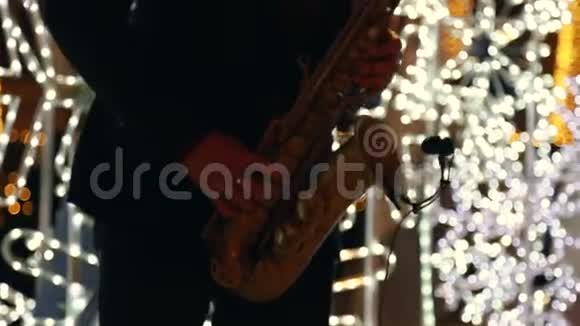 萨克斯演奏家在婚礼上在户外演奏萨克斯风视频的预览图