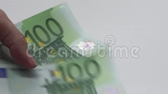 慢动作闭上双手数着一百欧元的钞票数钱视频的预览图