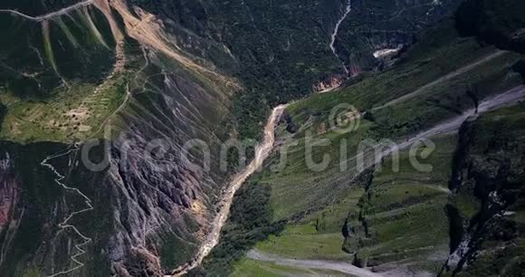 秘鲁科尔卡峡谷的全景公路景观视频的预览图