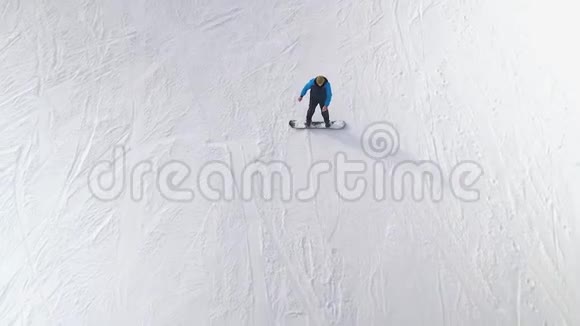 业余滑雪者滑下雪坡提供复印和自由空间视频的预览图