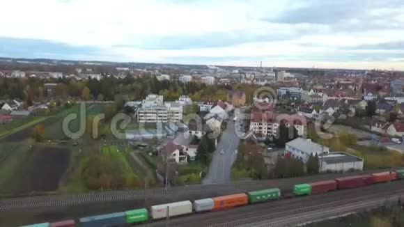 一列满载集装箱的货运火车经过奥格斯堡奥伯豪森的绿色郊区视频的预览图