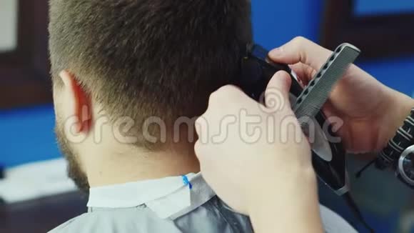 男人剪发剃刀视频的预览图