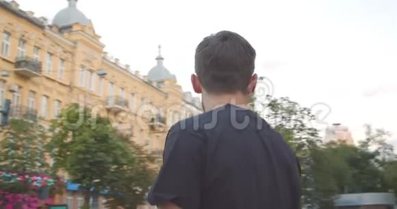 成年白种人运动男性慢跑者站在城市户外街头的特写镜头视频的预览图