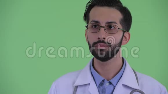 一张幸福的年轻胡子波斯医生的脸视频的预览图