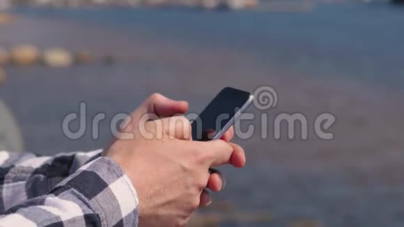 男性手拿电话特写在电话里输入一条信息视频的预览图