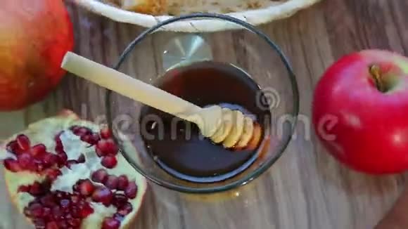 为罗什哈珊拿石榴蜂蜜和沙迦在旋转的盘子里准备视频的预览图