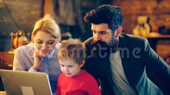 一家人在笔记本电脑上看视频鼓掌看电影时的家庭放松家庭概念视频的预览图