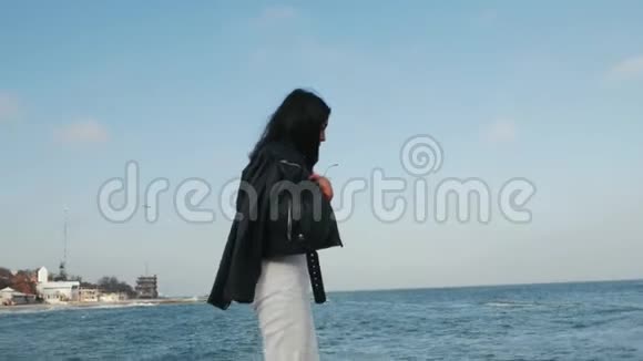 穿着皮夹克的亚洲女孩与大海视频的预览图