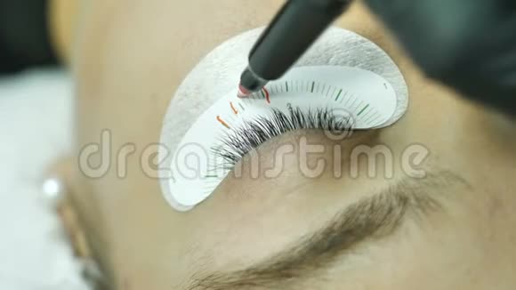 美容院在睫毛延伸过程中的眼睛标记程序视频的预览图