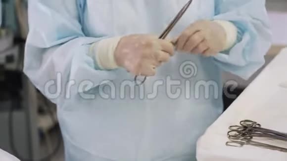 密切医生的双手用针取无菌医疗线准备缝合伤口切口视频的预览图