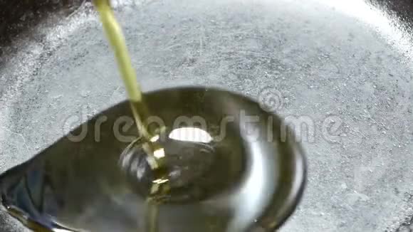 植物油倒在热锅上视频的预览图