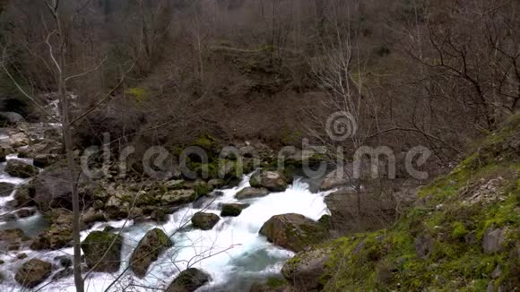 冬季在阿布哈兹的山区河流关门视频的预览图