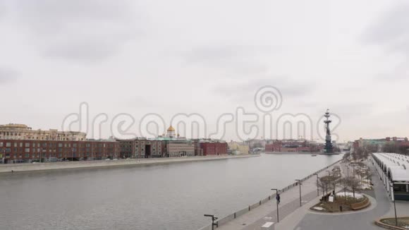 莫斯科河堤俯瞰彼得大帝纪念碑在恶劣的一天视频的预览图
