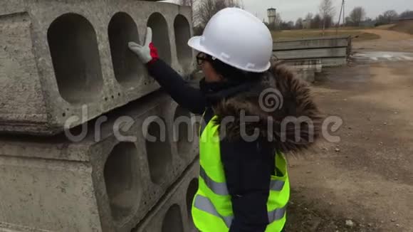 女工程师检查建筑材料视频的预览图