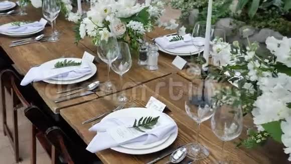 装饰桌上摆满鲜花和蜡烛装饰婚礼或家庭宴会视频的预览图