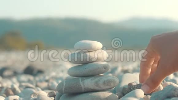 石平衡特写女用手工制作的石头塔视频的预览图