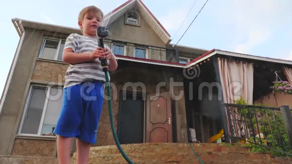 夏天的私人住宅小企业概念夏天在乡间别墅后院玩耍的男孩视频的预览图