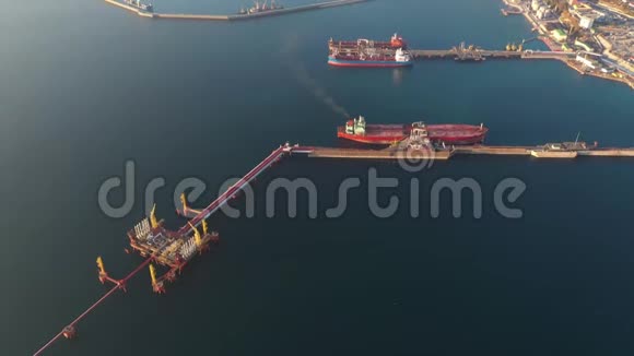 工业城市海港油泊位鸟瞰图背景油轮视频的预览图