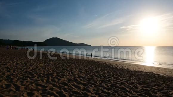 4普吉岛海滩上人群的日落剪影视频的预览图