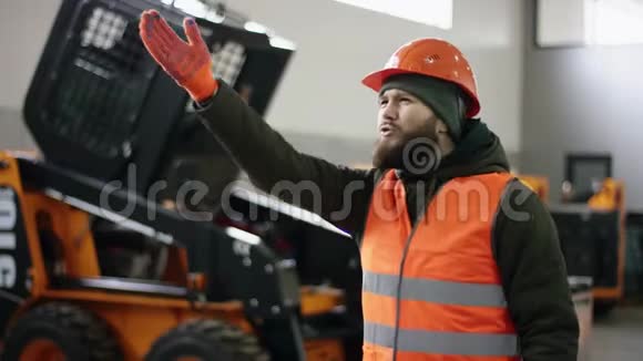 肖像成功的专业机械师在手中握着巨大的扳手做出诱人的手势和微笑有胡子的人视频的预览图