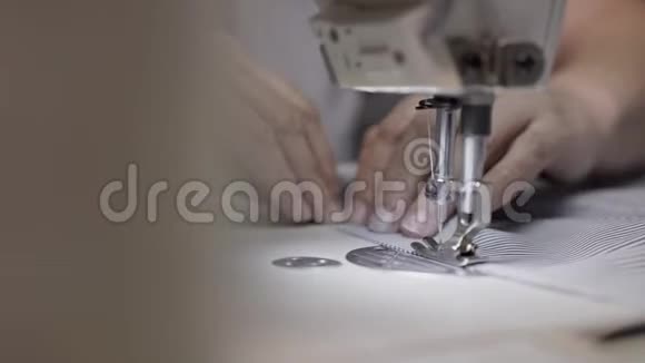 平底锅拍摄成年女性手缝合侧条纹织物视频的预览图