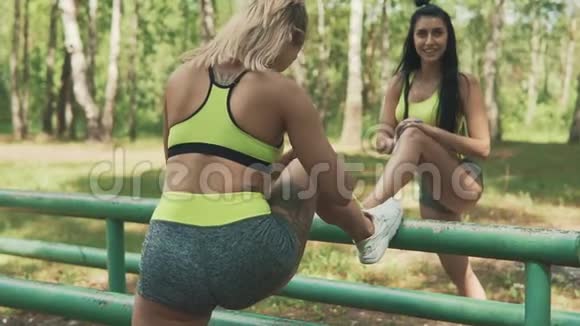 两个美丽的女人在公园里打盹户外减肥健身模型视频的预览图