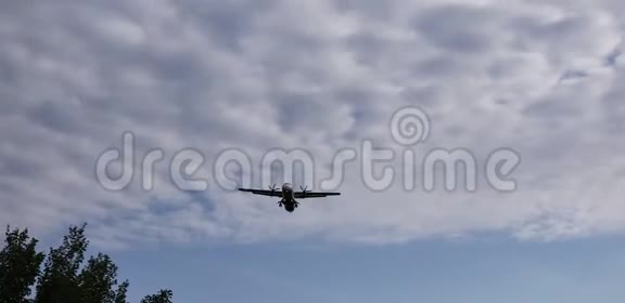 在飞行中从上面看到飞机飞机在蓝色多云的天空中飞行原始的声音视频的预览图