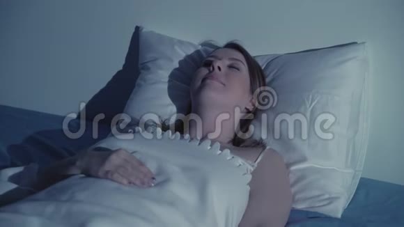 年轻女人醒来时做噩梦视频的预览图