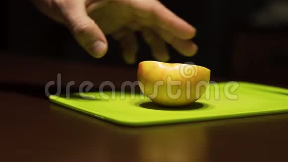 把苹果切成薄片切成的薄片在浅绿色的板上视频的预览图