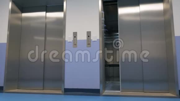 现代电梯到达了理想的楼层视频的预览图