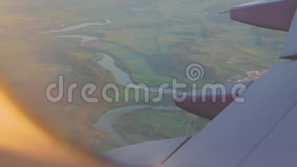 从飞机窗口的河流视频的预览图