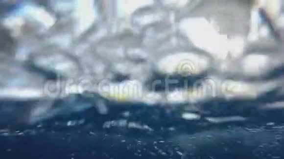 慢动作视频在蓝色的大游泳池里的水下气泡视频的预览图