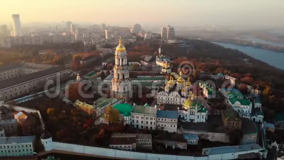 乌克兰基辅佩切斯基修道院的空中景观视频的预览图