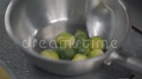 鲜芽甘蓝在锅中烹饪表面特写用橄榄油在煎锅上烤熟并与视频的预览图