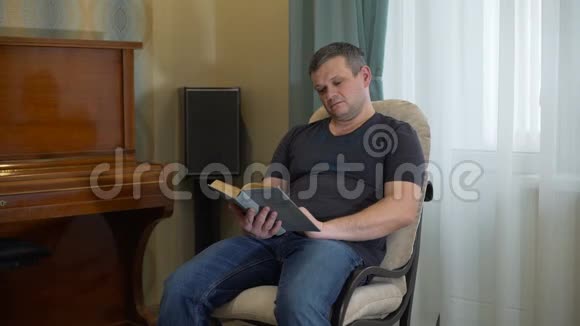 在摇椅上看书的人视频的预览图