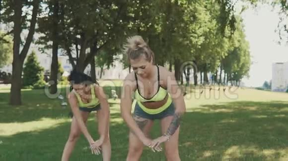 可爱适合年轻的女性在大自然中做热身运动灵活性训练视频的预览图