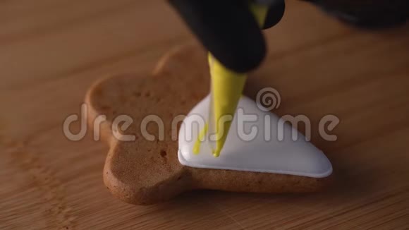 装饰圣诞面包店厨房桌子上的自制姜饼饼干侧视形状漂亮的姜饼视频的预览图