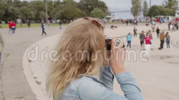 年轻女子在里斯本拍照视频的预览图