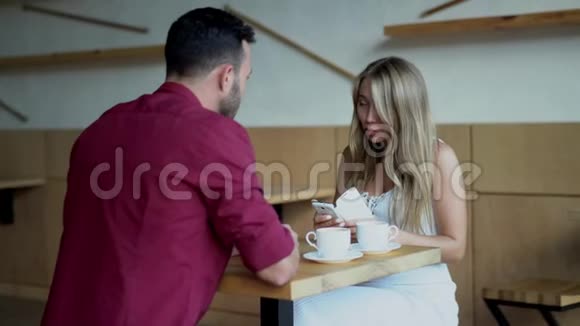 女人在咖啡馆里和男人吵架在里面视频的预览图