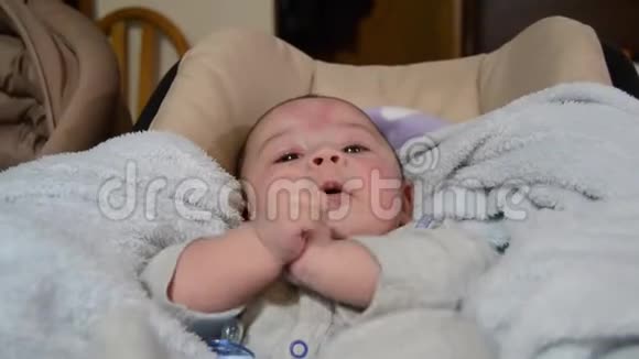 可爱的男婴用婴儿保镖伸腿开始哭泣视频的预览图